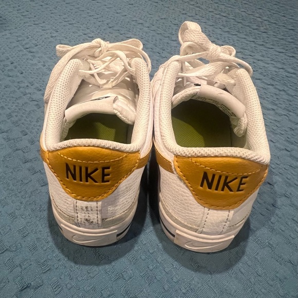 LOW TOP NIKE SHOES - Picture 3 of 6